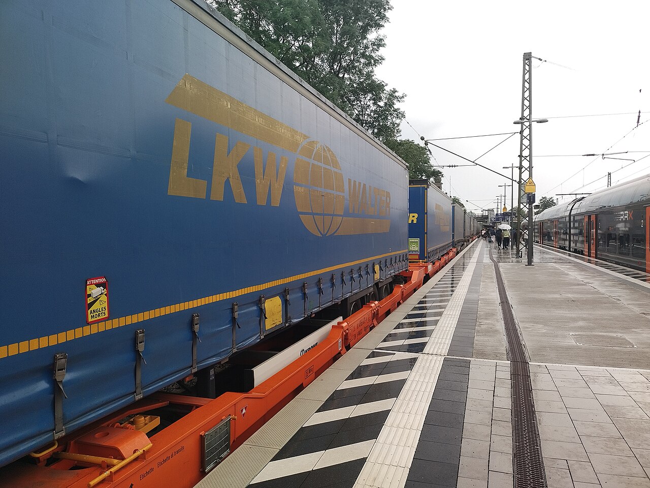 Sattelauflieger auf Taschenwagen in Hofgeismar